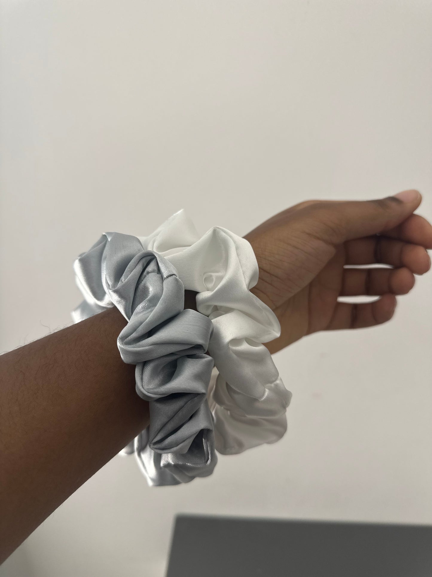 Lots de 50 chouchous en satin à personnaliser
